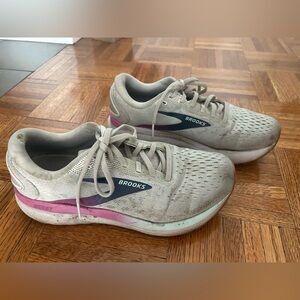 Brooks Ghost 16 Light Gray Running Shoes with Navy and Pink Accents